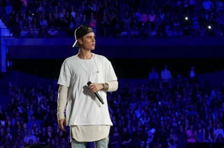 
Is Justin Bieber Gay Or Bi? How Did The Gay Rumor Start? 