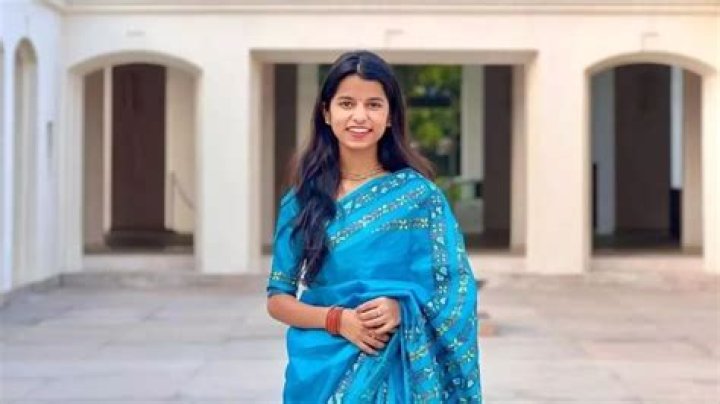 
Roshni Thakur Height, Weight, Net Worth, Age, Birthday, Wikipedia, Who, Nationality, Biography 